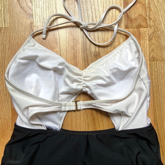 Cut-Out Colorblock One Piece Swimsuit - Picture 6 of 9